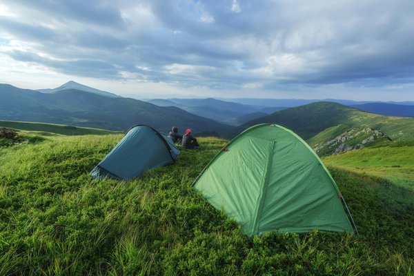 Comment choisir une tente pour un camping en région de haute montagne avec des vents forts?